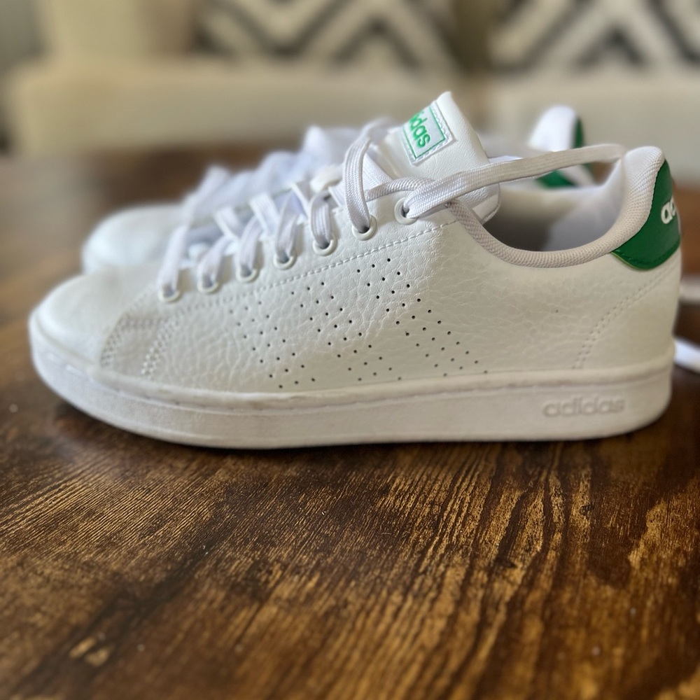 Adidas Cloudfoam white leather sneaker with green accent. Size 7